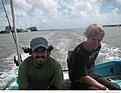 Tv� kompisar under en fisketur i ett mangrove tr�sk utanf�r Cairns i Australien.