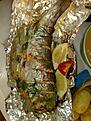 Fj�lla, rensa, sk�lj. G�r snitt p� fisken. Salta in- och utv�ndigt. Fyll sk�ran med sm�r och dill och citronskivor, pressa citron och folieb�dda fisken. Tillaga p� 225 C i ca 15 min per halvkilo. Gott!

P.S Vrid p� huvudet n�r ni tittar p� bilden och ni f�r lite nacktr�ning oxo!